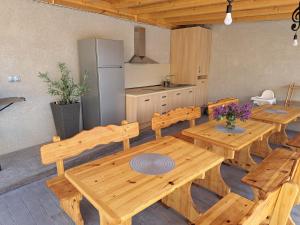 IlindentsiSunset view guest house的一间带木桌的用餐室和一间厨房