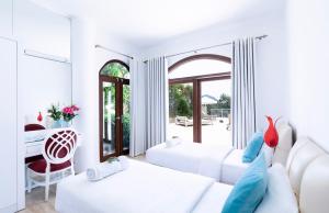 卡斯The Korsan Kuzey的白色的客房配有两张床和一张桌子