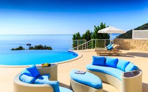 卡斯The Korsan Kuzey的一个带蓝色椅子的庭院和一个游泳池