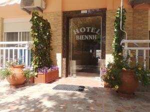 帕拉利亚卡泰里尼斯Villa Vienni的鲜花盛开的酒店前门