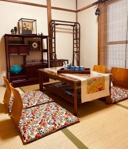 大阪Osaka KAYA Traditional Tatami house 2-6 ppl near station and park direct to KIX airport的客厅配有木桌和地毯。