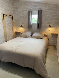 文蒂塞里A Ranochja的一间卧室设有一张大床和窗户