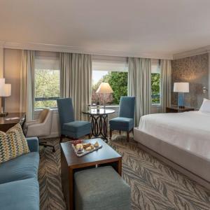 伍斯特比奇伍德酒店的酒店客房带一张床、一张桌子和椅子