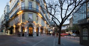 波尔图佩斯塔纳波尔图酒店 - 一个巴西利亚，市中心和遗产大楼的城市街道上一座有时钟的建筑