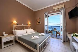 科孚镇Ipsos di Mare的一间卧室设有一张床,享有海景