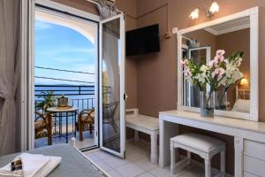 科孚镇Ipsos di Mare的客房设有海景阳台。