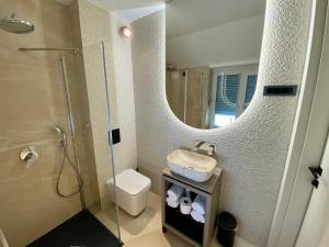 ZbiljeBoutique hotel ZBILJE的一间带水槽和镜子的浴室