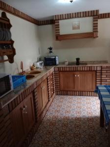 埃尔博斯克Casa Paco的厨房配有木制橱柜和台面