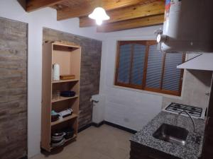 迈普Departamento céntrico Maipú的厨房配有柜台、水槽和窗户
