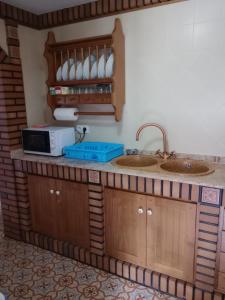 埃尔博斯克Casa Paco的一间带两个水槽和微波炉的厨房