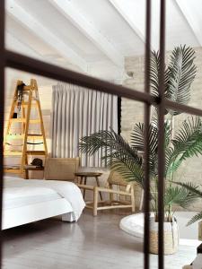莫沙夫拉莫特Eili Suites的一间带床和植物的客厅