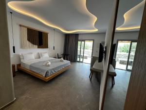 米克诺斯城Abelos Mykonos的一间卧室配有一张床和一台电视。