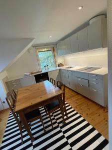 乌洛夫斯特伦Bommarvikens Bed & Breakfast的厨房铺有木地板,配有木桌。