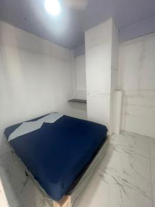 大普拉亚Hostel Mar da Vila的白色的房间,里面是蓝色的床