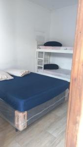 大普拉亚Hostel Mar da Vila的配有架子的客房内的双层床