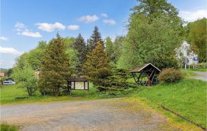 KleingießhübelCozy Apartment In Bad Schandau- Kleing, With Wifi的田野上凉亭旁的土路