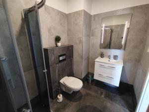 什图罗沃Hotel Slobi的浴室配有卫生间、淋浴和盥洗盆。