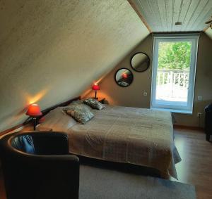 库雷萨雷帕尔纳旅馆&公寓的一间卧室配有一张带两盏灯的床和一扇窗户。