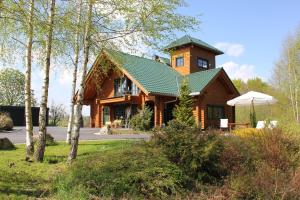 ZschopauGolf.intersaxonia的一座带绿色屋顶的大型木制房屋