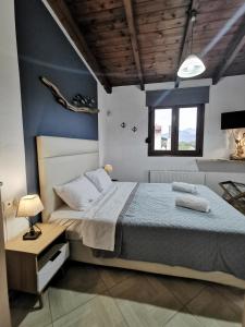 RoumelíVilla Steki的一间卧室配有一张蓝色墙壁的床