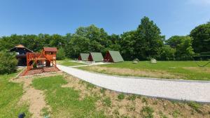 ŽetaleKamp restavracija Gladiator的公园里一条有帐篷的公路