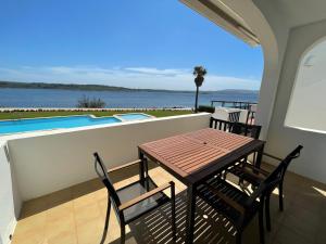 福尔内利斯ES CASTELL 1 6 by SOM Menorca的一个带桌椅的阳台和一个游泳池