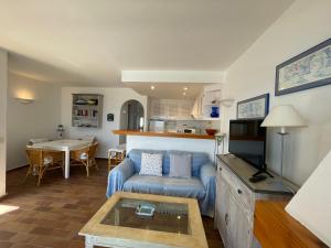 福尔内利斯ES CASTELL 1 6 by SOM Menorca的客厅配有沙发和桌子