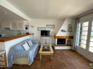 福尔内利斯ES CASTELL 1 6 by SOM Menorca的带沙发和咖啡桌的客厅