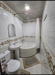希瓦Khiva Khan Hotel的浴室配有卫生间、盥洗盆和浴缸。