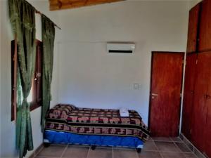 卡奇Casa de CAMPO HUAKA HUASY的一间小卧室,配有一张床和一扇门