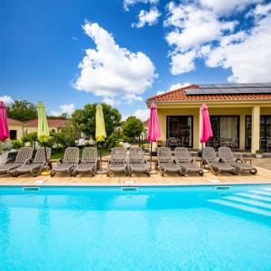 科里米诺VSG Resort的一个带躺椅和遮阳伞的游泳池