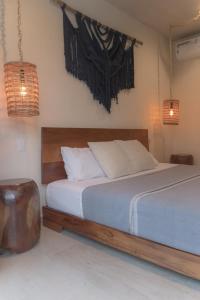 图卢姆Luxury Condo for 4 Casa Azul的一间卧室配有一张带木制床头板的床