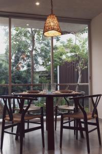 图卢姆Luxury Condo for 4 Casa Azul的餐桌、椅子和吊灯