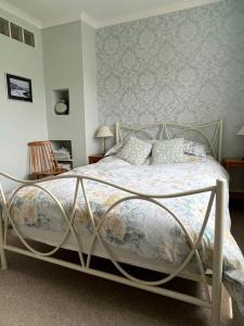 UplymeWestley B&B的一间卧室配有一张带金属框架的床