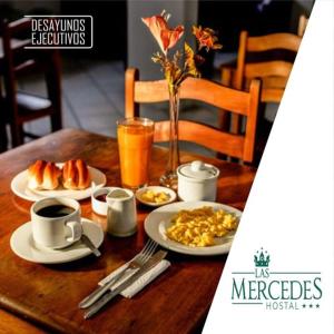 特鲁希略Hotel Las Mercedes的一张木桌,上面放着早餐盘