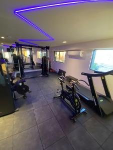 若昂佩索阿Arpoar Suítes - Suíte 433的一间健身房,里面设有跑步机和椭圆机