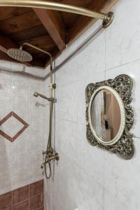 纳克索乔拉Ktima Dimitrios的浴室内淋浴墙上的镜子