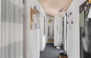 Jægerspris3 Bedroom Beautiful Home In Jgerspris的拥有白色墙壁和木制天花板的走廊