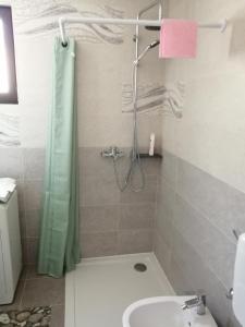 奥西耶克SAGA的带淋浴和盥洗盆的浴室