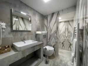 罗曼Hotel Mariko Inn的一间带水槽和卫生间的浴室