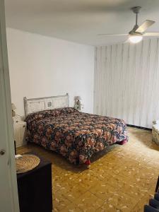 莫尼斯特罗尔Casa iaia的一间卧室配有一张床和被子