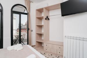 那不勒斯Vista Napoli Residence - Il Cortile的一间卧室设有一张床和一个大窗户