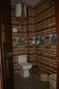 斯利那加Nice One Palace的一间带卫生间和砖墙的浴室