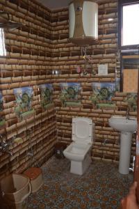 斯利那加Nice One Palace的一间带卫生间和水槽的浴室