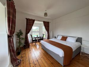 GuestlingGuestling House的一间卧室配有一张床、一张桌子和一个窗户。