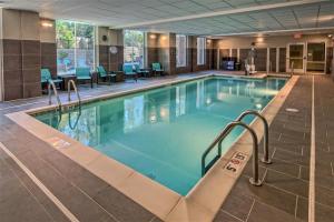 布莱克斯堡布莱克斯堡大学万豪居家酒店的在酒店房间的一个大型游泳池