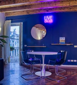 布雷西亚Blue Lodge的蓝色墙壁的房间里一张桌子和椅子