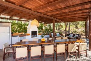 圣洛伦索巴拉菲Villa Jazmin的室外厨房以及带木桌和椅子的用餐室。