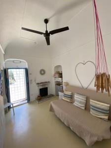 维科德尔加尔加诺Casa San Valentino的带沙发和吊扇的客厅