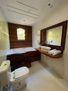 Estancia do CastelloPousada Lua e Sol的浴室配有卫生间、盥洗盆和浴缸。